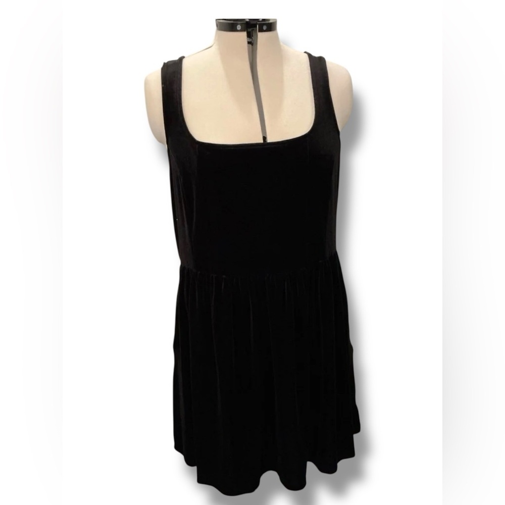 Elegant Black Velvet Dress - Picture 2 of 5